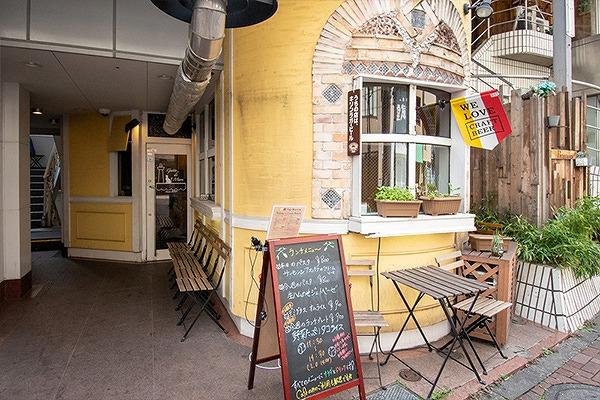 レストランを借り切って普段とは違う解放感の中で本音を語り合います